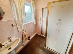 Shower room- click for photo gallery